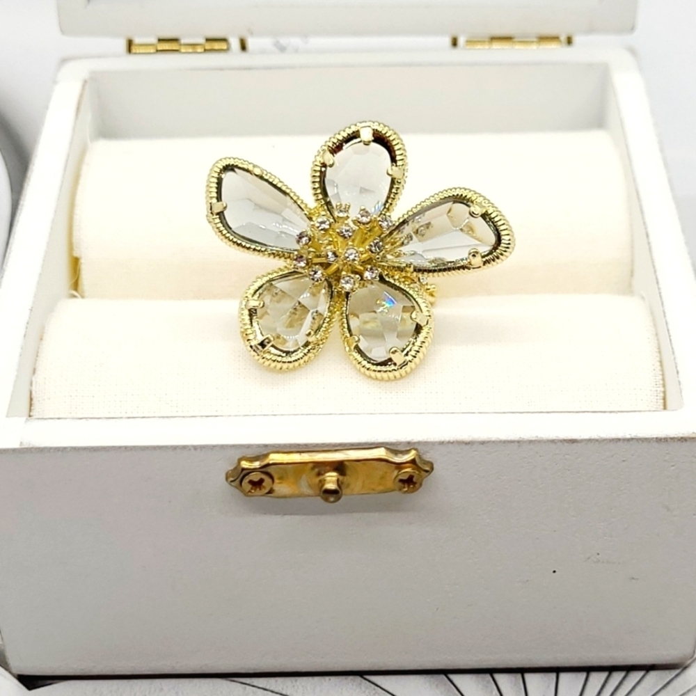 NWT Elegant Exaggerated Grey Crystal Embellished Gold Sunflower Ring